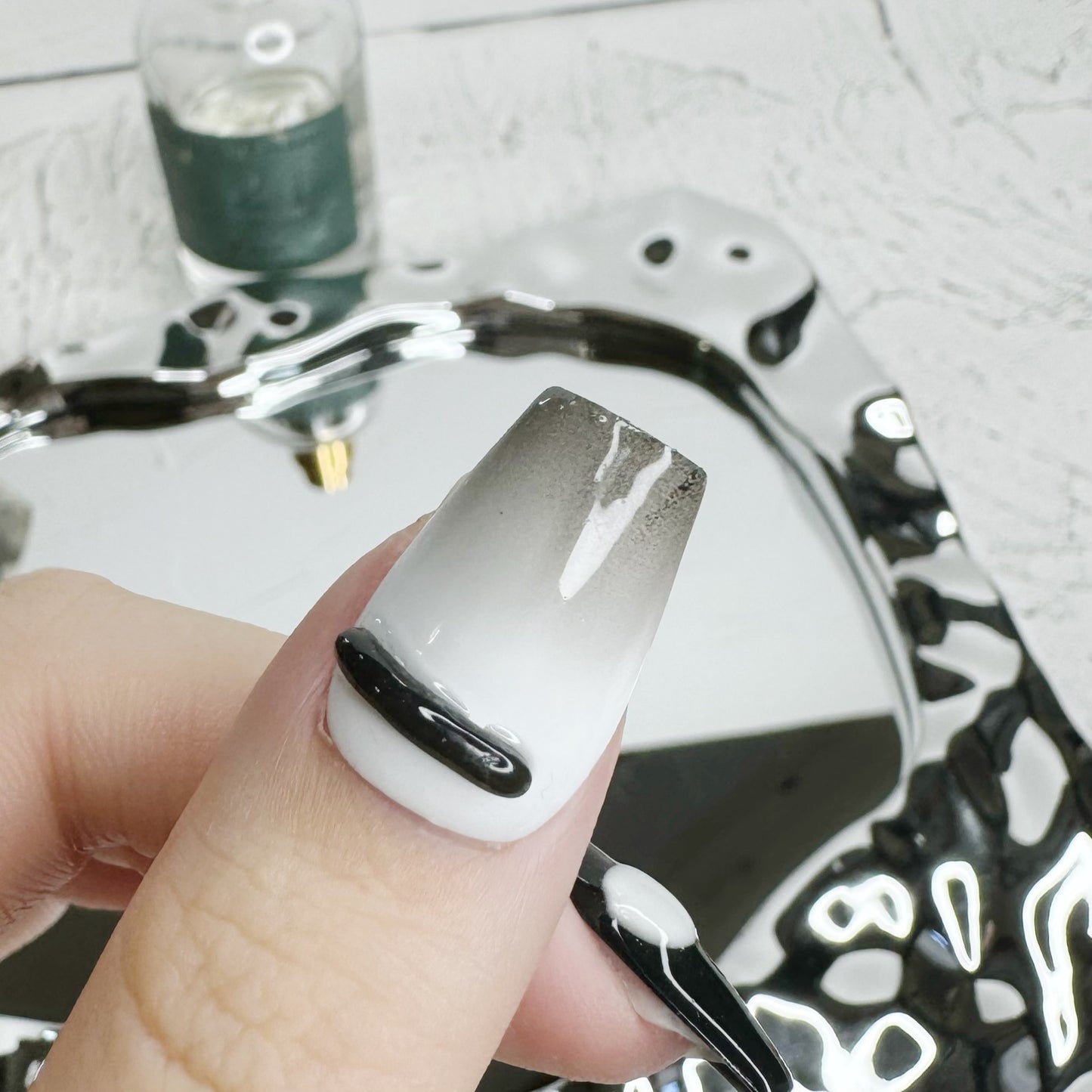 Women's Black And White Blooming T-shaped Manicure